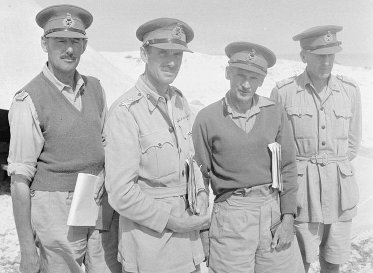 Генерал Монтгомери со своими командирами корпусов в пустыне. 1942 г.