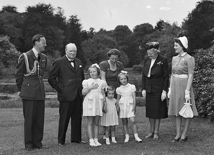 Черчилль с супругой, детьми и внуками. 1948 г. 