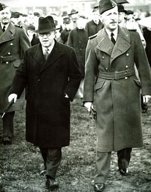 Министр авиации сэр Кингсли Вуд с начальником штаба авиации сэром Сирилом Ньюоллом, начальником штаба ВВС Хендона. Май 1938 г.