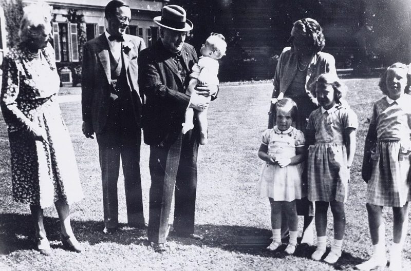 Черчилль с супругой, детьми и внуками. 1948 г.