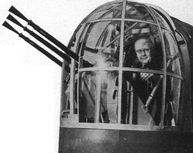 Сэр Кингсли Вуд пробует своими силами управлять мощной башней. 1939 г.