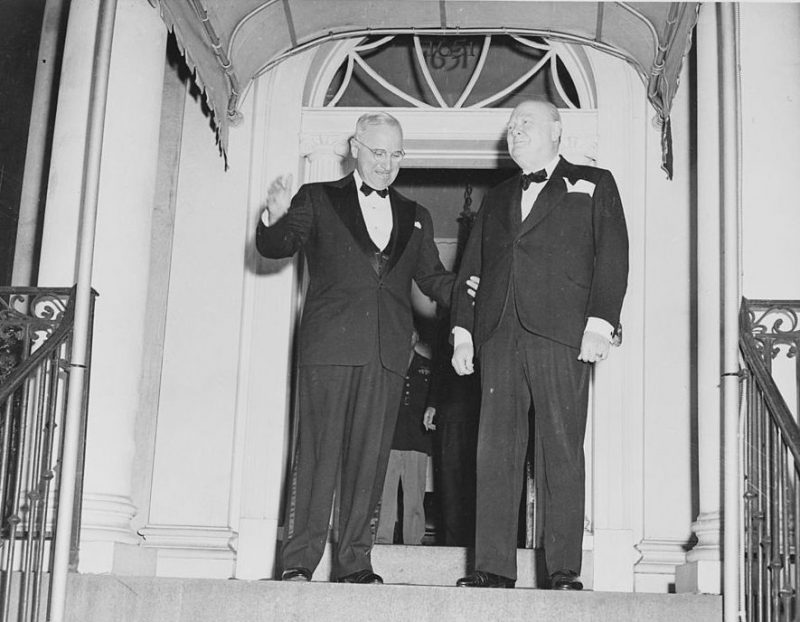 Трумэн и Черчилль возле дома Блэр в Вашингтоне. 1948 г.