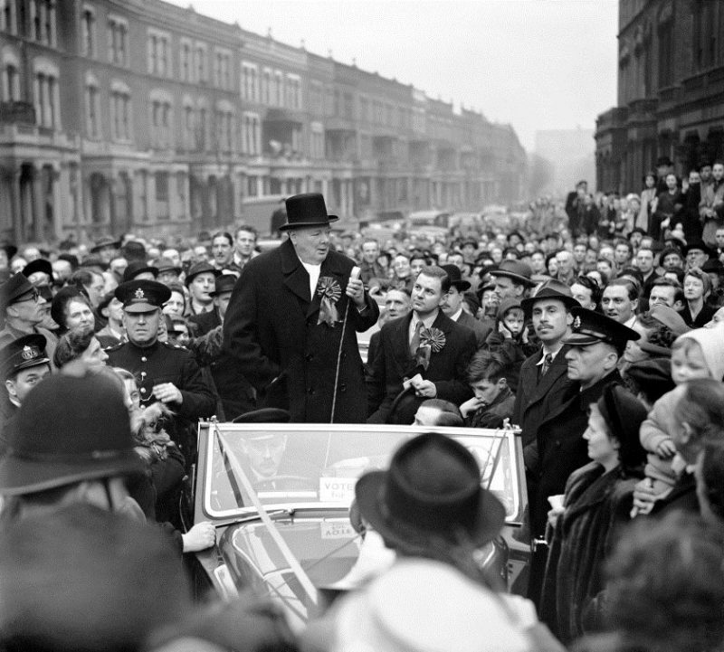 Уинстон Черчилль выступает на Блайт-роуд, Лондон. 1949 г.