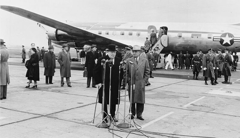 Уинстон Черчилль, выступающий в Национальном аэропорту Вашингтона. 1952 г.