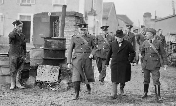 Кингсли Вуд в качестве государственного министра авиации в сопровождении маршала авиации Патрика Плейфера посетил подразделение Королевских ВВС во Франции. 1940 г.