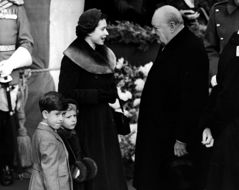 Уинстон Черчилль с королевой Елизаветой. 1953 г.