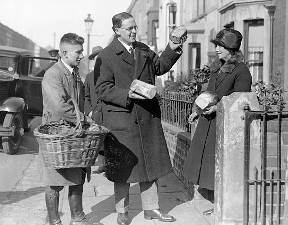 Сэр Стаффорд Криппс беседует с пекарем. Бристоль, 1931 г.