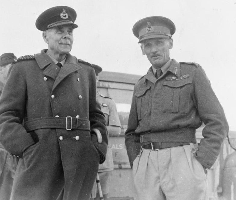 Маршал Королевских ВВС лорд Тренчард с генерал-лейтенантом Монтгомери во время визита в Западную пустыню. 1942 г.