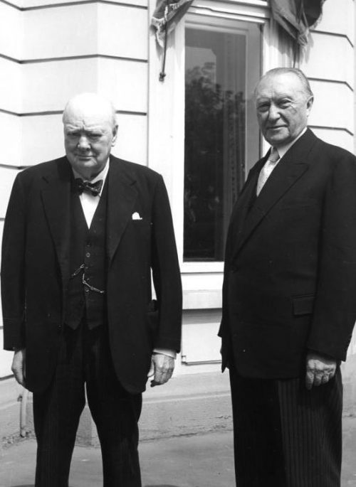 Федеральный канцлер Конрад Аденауэр и Уинстон Черчилль. 1956 г.