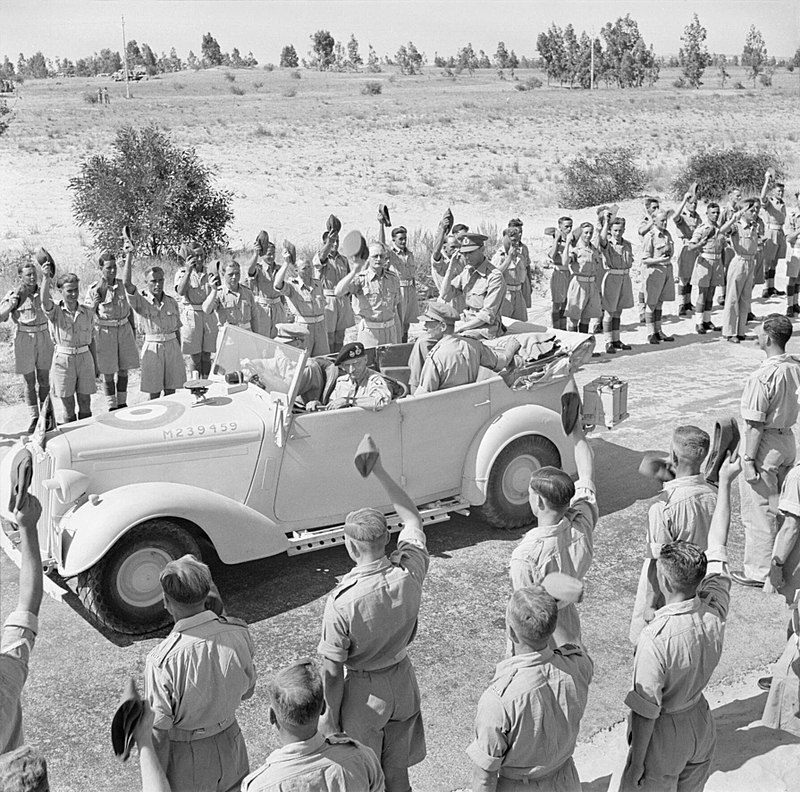 Король Георг VI едет с генералом Монтгомери в штабном автомобиле между рядами ликующих войск во время своего визита в Триполи. 1943 г.