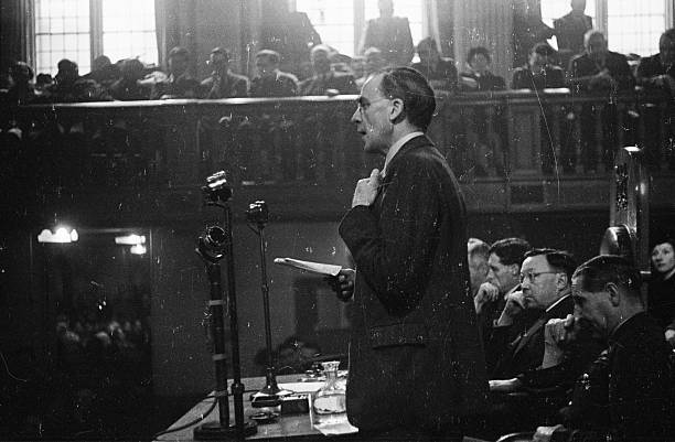 Сэр Ричард Стаффорд Криппс выступает на конференции Ассоциации научных работников. 1943 г. 