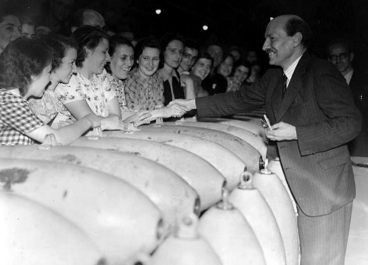 Эттли в роли лорда-хранителя печати во время посещения военного завода.1941 г.