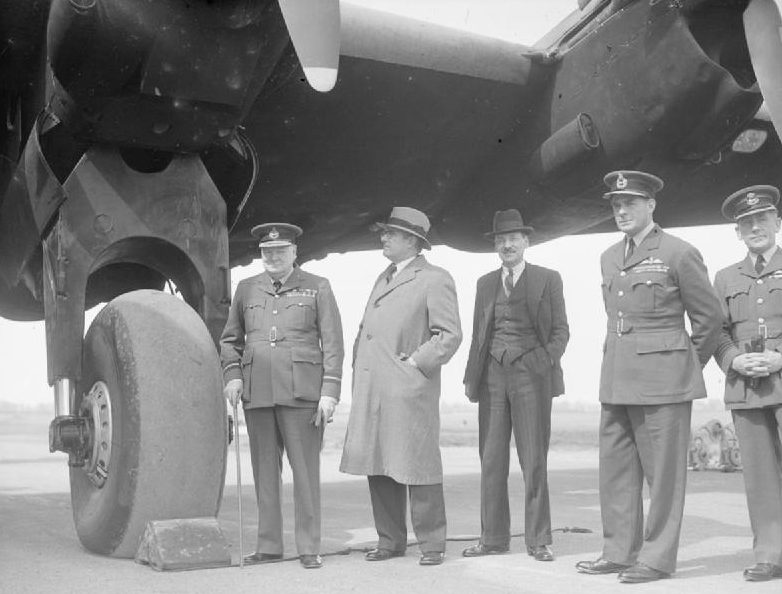 Уинстон Черчилль в форме коммодора авиации с доктором Х. В. Эваттом (министром иностранных дел Австралии), Клементом Эттли (заместителем премьер-министра) и вице-маршалом авиации Ч. Р. Карром во время посещения базирующейся в Йоркшире эскадрильи «Галифакс». 1942 г.