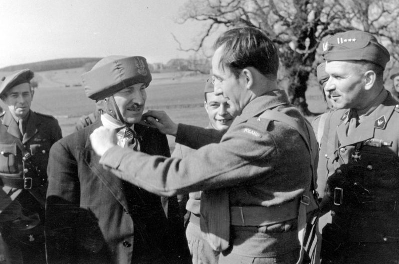 Клемент Эттли в гостях у войск 1-й польской отдельной парашютной бригады в Купаре. 1942 г.