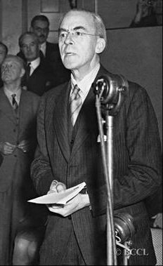Сэр Ричард Стаффорд Криппс, президент торгового совета, открывает конференцию по международной торговле и занятости в Черч-Хаусе, Вестминстер. Лондон 1946 г.