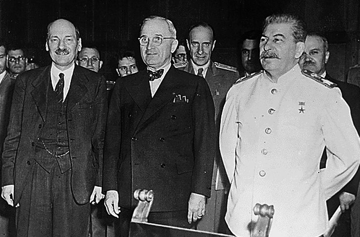 Эттли с Гарри С. Трумэном и Иосифом Сталиным на Потсдамской конференции, 1945 г.