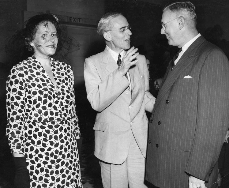 Джон Р. Стилман позирует для фотографии с сэром Стаффордом Криппсом. 1950 г. 
