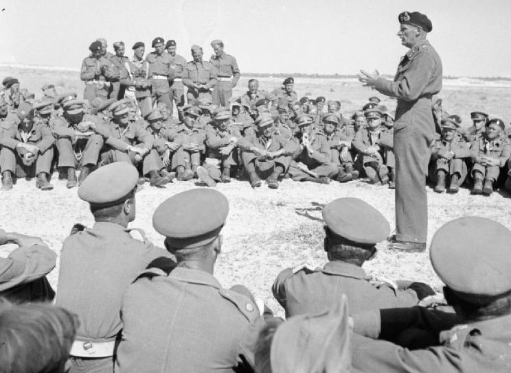 Генерал Монтгомери поздравляет часть войск, принимавших участие в обходе линии Марет с фланга. Тунис 1943 г. 