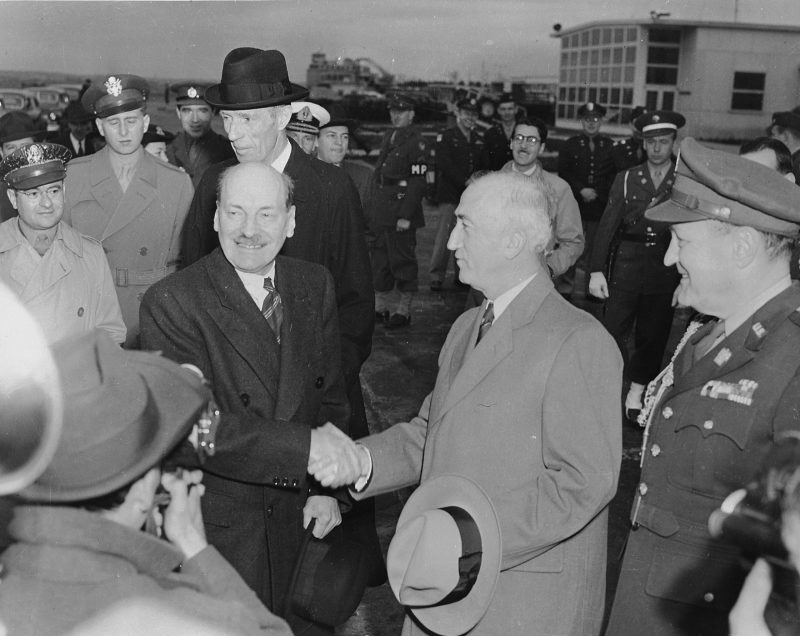 Эттли с госсекретарем США Джеймсом Ф. Бирнсом в национальном аэропорту Вашингтона. 1945 г.