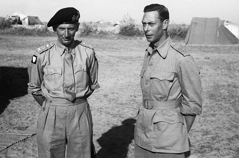 Король Георг VI с генералом Монтгомери в штабе 8-й армии. Триполи, 1943 г.