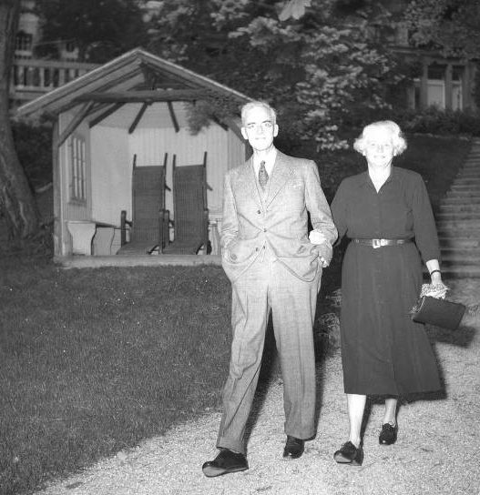 Ричард Стаффорд Криппс с женой. Цюрих, 1950 г.