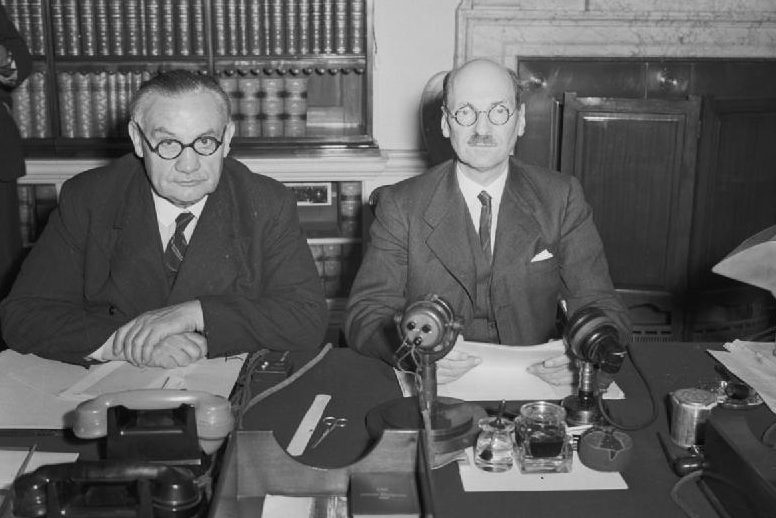 Министр иностранных дел Эрнест Бевин с Эттли в 1945 году.