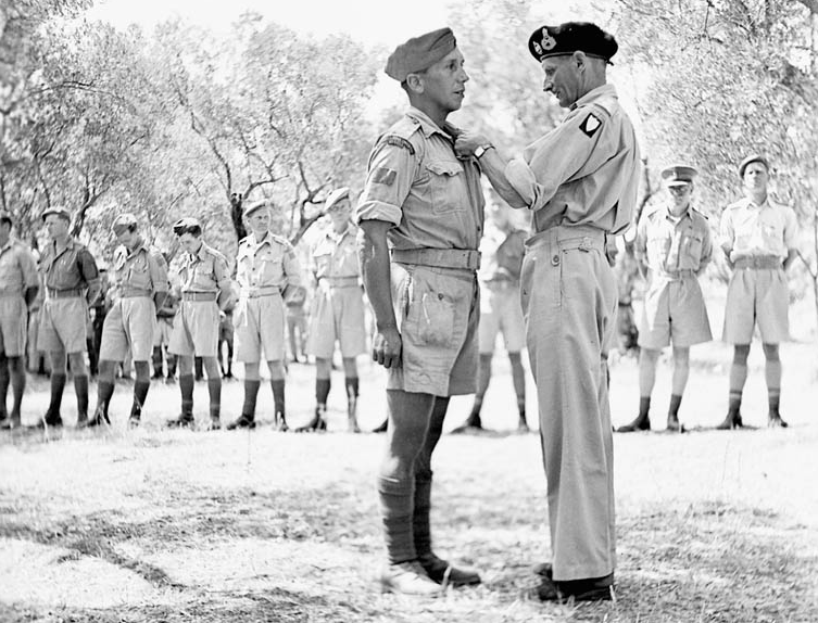 Монтгомери награждает капрала американских индейцев Гурона Элдона Бранта медалью за воинскую доблесть, за отвагу. Италия, 1943 г. 