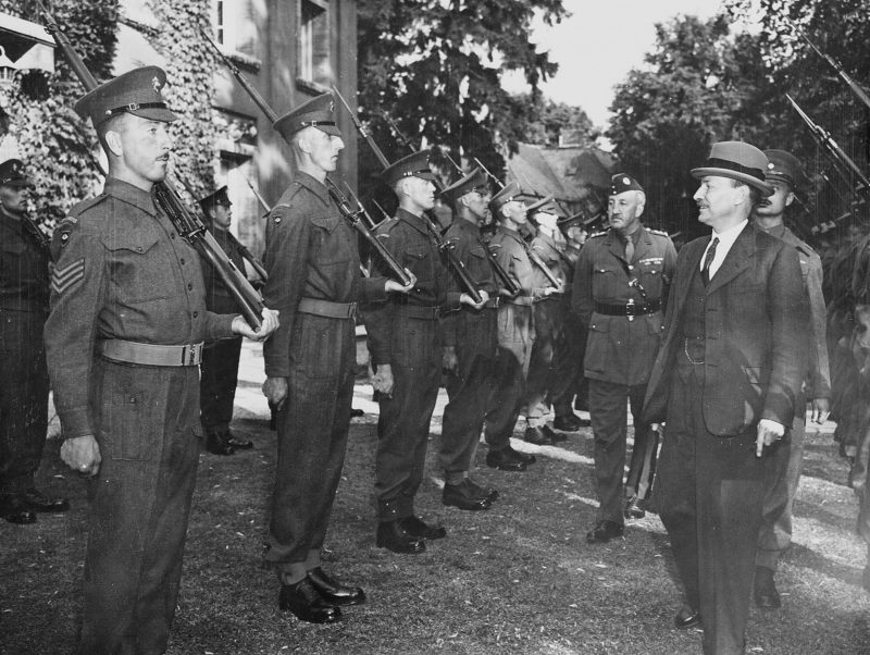 Премьер-министр Клемент Эттли осматривает почетный караул. 1945 г.