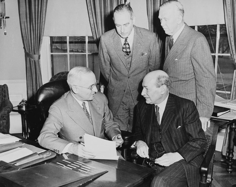 Трумэн в Овальном кабинете с премьер-министром Великобритании Клементом Эттли. 1950 г.