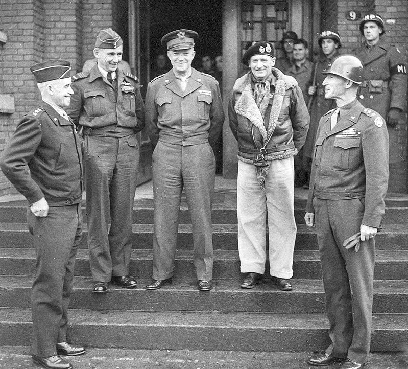 Командующие союзными войсками в Арденнах, встреча в Маастрихте: Омар Н. Брэдли, Артур Теддер, Дуайт Д. Эйзенхауэр, Бернард Л. Монтгомери и Уильям Худ Симпсон. 1944 г. 