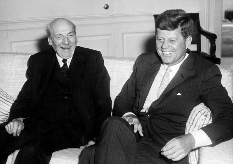 Эттли с Джоном Ф. Кеннеди в 1961 году.