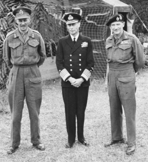Король Георг VI с генерал-лейтенантом Майлзом Демпси и генералом Монтгомери в Крелле. 1944 г.