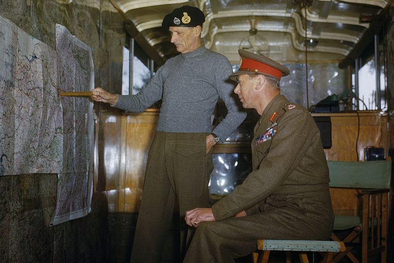 Монтгомери излагает свою стратегию королю Георгу VI в своем мобильном штабе. Голландия, 1944 г.