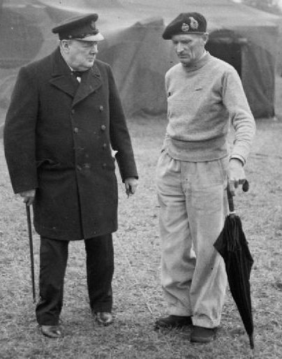 Премьер-министр Черчилль с генералом Монтгомери в штаб-квартире последнего. Нормандии, 1944 г.