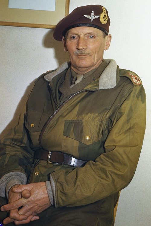 Фельдмаршал Монтгомери пересекает реку Сену в Верноне. 1944 г.