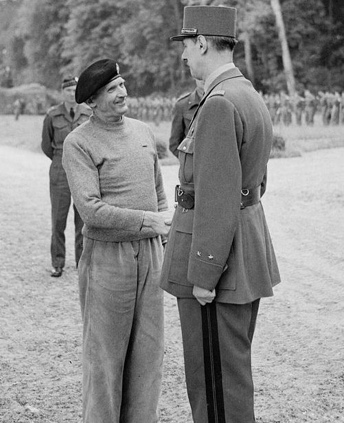 Генерал Шарль де Голль с генералом Монтгомери в его штабе во Франции. 1944 г.