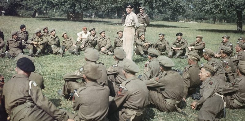 Генерал Монтгомери обращается к солдатам 50-й дивизии перед награждением их за храбрость во время высадки в Нормандии. 1944 г.