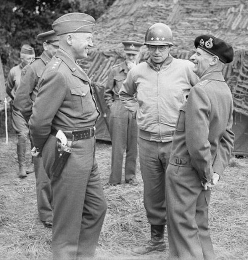 Генерал Монтгомери с генералами Паттоном и Брэдли в штабе 21-й группы армий. Нормандия, 1944 г.