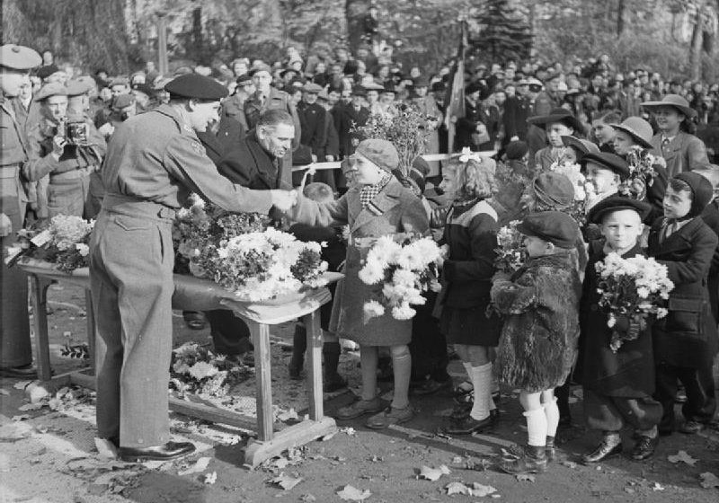 Бельгийские дети вручают букеты фельдмаршалу Монтгомери после вручения медалей бойцам канадской пехотной дивизии, сыгравшим ведущую роль при освобождении Бельгии. 1945 г.