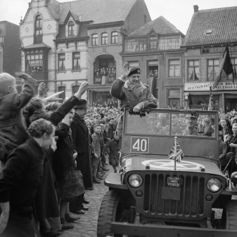 Фельдмаршал Монтгомери приветствует бельгийских гражданских лиц в Генте. 1945 г.
