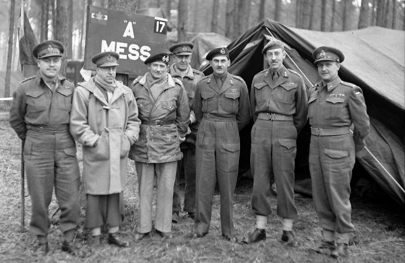 Монтгомери посещает канадские войска. Клеве, Германия, 1945 г. 