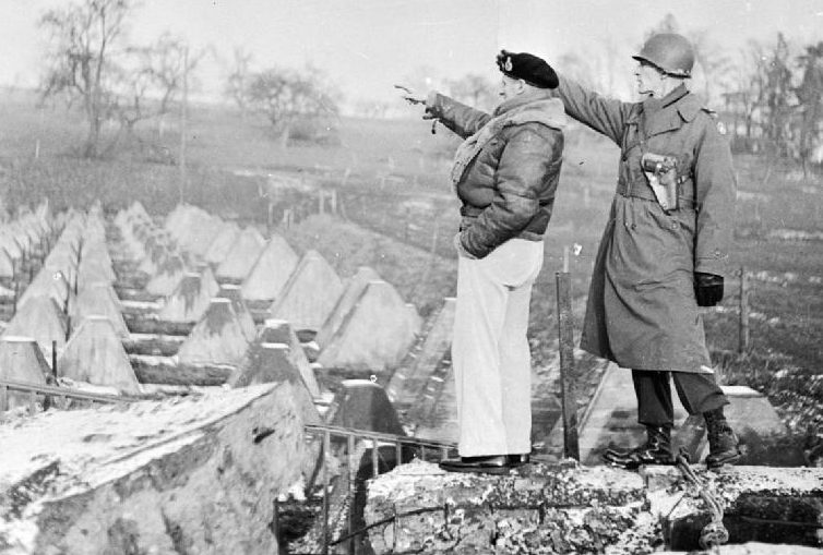Фельдмаршал Монтгомери и генерал-майором Симпсоном на линии Зигфрида. 1945 г.