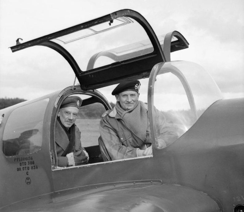 Фельдмаршал Монтгомери с генералом Джоном Бернеттом-Стюартом в кабине личного самолета Монти Miles Messenger во время поездки по фронту. 1945 г. 