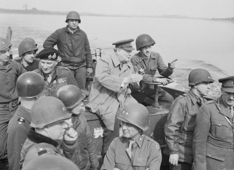 Премьер-министр Уинстон Черчилль пересекает реку Рейн на восточный берег на американском десантном корабле с фельдмаршалом сэром Бернардом Монтгомери, фельдмаршалом Сэр Алан Брук и генералом США Уильямом Симпсоном. 1945 г.