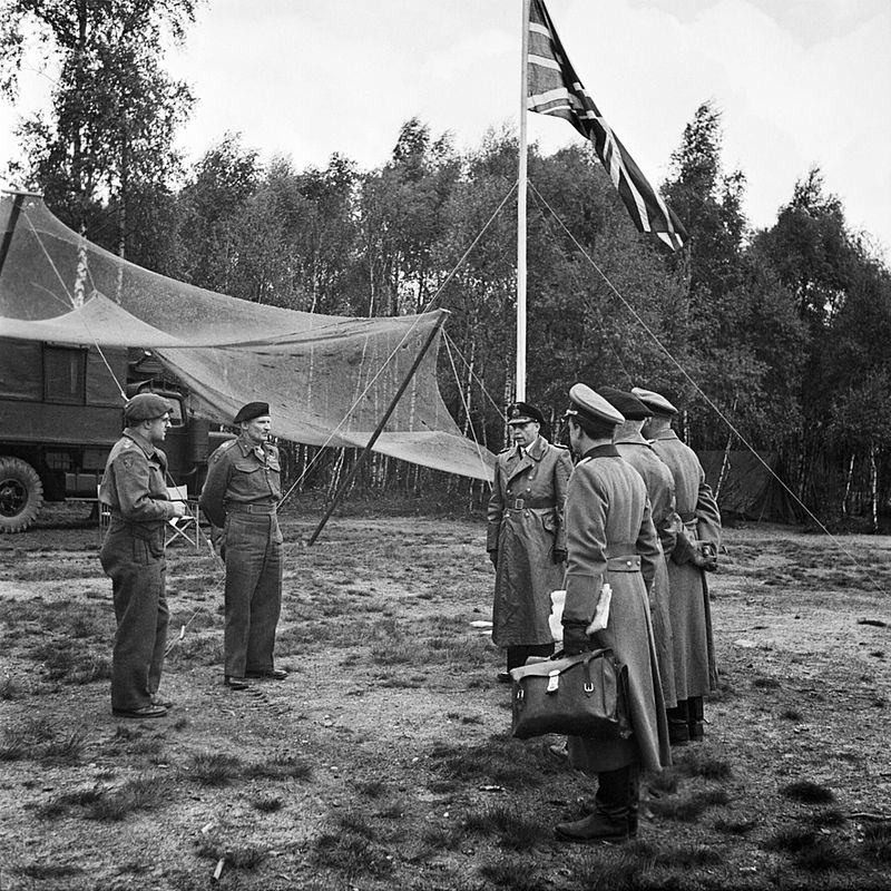 Фельдмаршал Бернард Монтгомери с немецкими делегатами у своего штаба. 1945 г.