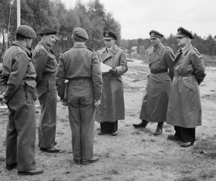 Фельдмаршал Бернард Монтгомери с немецкими делегатами у своего штаба. 1945 г.
