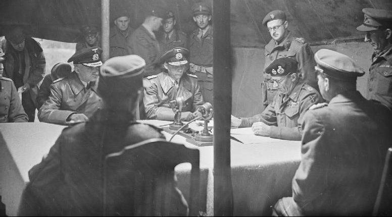 Бернар Монтгомери подписывает Акт о капитуляции немецких армий в северной части Германии на Люнебергской пустоши «Тимелоберг». 1945 г.