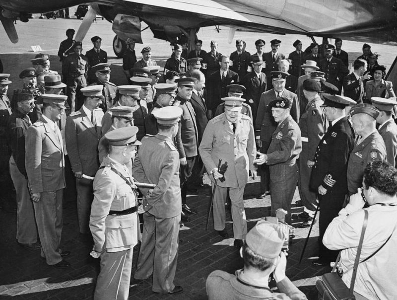 Премьер-министра Великобритании Уинстона Черчилля встречает фельдмаршал Бернард Монтгомери в аэропорту Гатов в Берлине. 1945 г.
