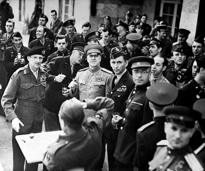 Маршал Жуков награждает фельдмаршала Бернарда Монтгомери орденом «Победы». 1945 г.