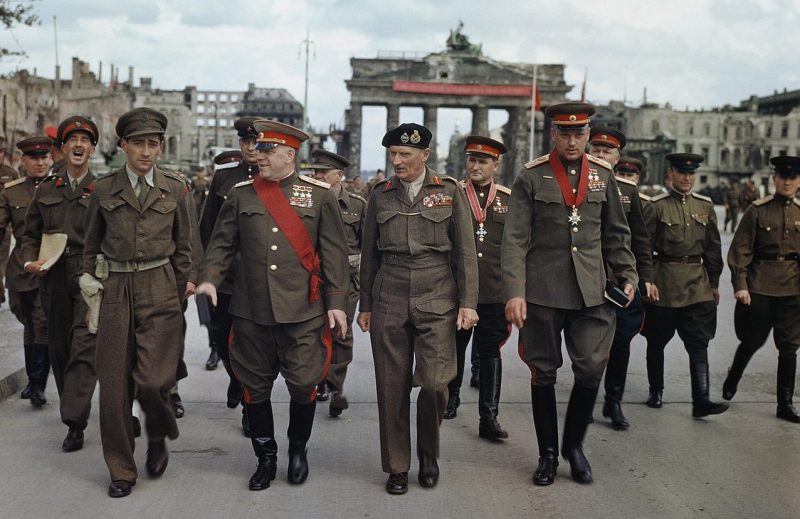 Фельдмаршал Монтгомери, маршал Жуков, маршал Рокоссовский и генерал Соколовский у Бранденбургских ворот. Берлин, 1945 г.